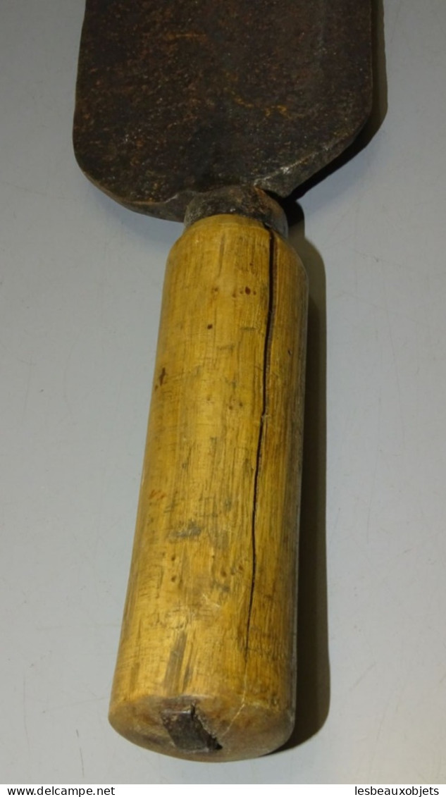 -ANCIENNE SERPETTE SANS MARQUE APPARENTE AVEC SON MANCHE BOIS OUTIL ANCIEN    E