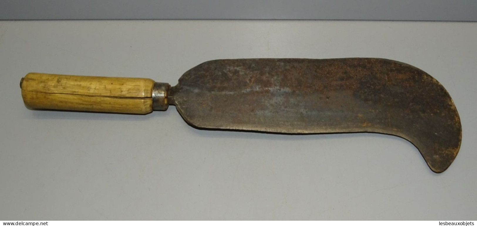 -ANCIENNE SERPETTE SANS MARQUE APPARENTE AVEC SON MANCHE BOIS OUTIL ANCIEN    E - Outils Anciens