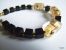 Bracelet Perles En Verre Artisanal Filées Au Chalumeau Sur Feuille D'or Et Cubes Tchèques Noirs. - Armbänder