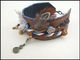 Bracelet Artisanal Marron En Cuir Doublé Plumes Breloques  Il Conviendra à Un Poignet De Plus Ou Moins 17 Cms (18,5cms A - Armbänder