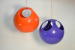 2 Suspensions Boule En Plastique Orange Et Bleu, Deco Design Années 1960 - 1970. W-E-V 56 WUPPERTAL 22  POSTFACH 244 - Autres & Non Classés