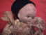 Vieux Poupon Minature En Porcelaine - Signature Sur Le Frond - Puppen