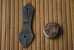 MILITARIA  EQUIPEMENT BOUTON + CUIR  MILITAIRE Armée  US/ MARINE VOIR SCANN - Equipment