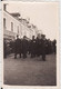 PHOTO POLICIERS POLICE KEPI MEDAILLES UNIFORME  DEFILE SUR RUE PAVEE LE 01ER NOVEMBRE 1944      PARIS ? - Polizei