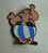 RARE BROCHE ASTERIX OBELIIX SALUANT 1978 DARGAUD (1) - Pins