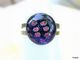 Bague En Verre Dichroic Filé Au Chalumeau Violet Sur Anneau Réglable Argenté  Comme Tous Les Verres Dichroic, Le Rendu D - Ringe