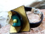 Bracelet Artisanal En Cuir Noir Fleur Doré Brun Vert  La Fleur Mesure Environ 40x40mm.  Pour Un Poignet De 15,5cms Maxim - Armbänder