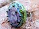 Superbe Bague En Verre Artisanal Vert Violet De Chez Jacquelina-g   Le Cabochon Fait Environ 27x27x13mm - Anillos