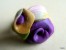 Bague Fleurs Violet En Pâte Polymère Sur Anneau Réglable  Le Cabochon Mesure Environ 20x20x11mm. - Anillos