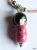 Collier Poupée Kokeshi Rose En Porcelaine Faite Main   Le Pendentif Mesure Environ 47x13mm En Comptant L'attache, Et Le - Halsketten