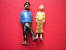 PETITE FIGURINE EN PLASTIQUE TINTIN ET LE CAPITAINE HADDOCK ECRIT HERGE  LU  SUR LES PIEDS - Figurines En Plastique