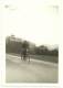 Ancienne Photo N&B Amateur 6x9 Jeune Fille Femme à Vélo Bicyclette Cycliste Tirage Argentique Gevaert Ridax 1940 - Ciclismo