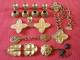 Important Lot De Boucles De Cape XIXe, Laiton Doré , Style Medieval - Cuff Links & Studs