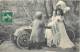 UNE PROMENADE EN AUTOMOBILE VIEILLE AUTO AVEC ENFANTS - Autres & Non Classés