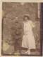 Photo Ancienne (1924) : Couple, Militaire Posant Avec Sa Feme Devant Sa Maison, Chapeau, Casquette, à Identifier - Guerre, Militaire