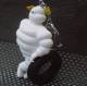 Porte-clés Michelin Bibendum 9 Cm Accoudé Sur Un Pneu / Figurine Neuve Originale - Key-rings