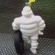 Porte-clés Michelin Bibendum 9 Cm Accoudé Sur Un Pneu / Figurine Neuve Originale - Key-rings