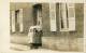 Nesle - Carte Photo D´une Famille Devant Leur Maison - A Situer  - 1912 ( Voir Verso ) - Nesle