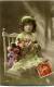 CP Photographique Voyagée 1915 Bonne Fête Jeune Fille Assise Avec Gerbe De Fleurs - Naissance