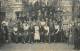 CARTE PHOTO LIEU NON IDENTIFIE GROUPE DE PERSONNES DEUX SOLDATS DRAPEAUX - To Identify