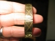 Bracelet Africain Laiton  Plat Avec Motifs Gravés  Diamètre 6 Cm Env Adaptable Largeur 1 Cm - Autres & Non Classés