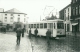 TRES BELLE PHOTO D UN TRAMWAY DANS UNE RUE A JUMET EN 1957  RUE A IDENTIFIER - Autres & Non Classés