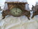 GARNITURE DE CHEMINEE HORLOGE ET 2 CASSOLETTES EN BRONZE ET MARBRE - Horloges