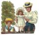 Découpis Gaufré , Enfants Au Parc Avec Nurse, Costume Marin, Dim. 9cm X 9.5cm - Enfants