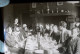 Repas De Famille Fête Avec Jeunes Hommes Circa 1900 Pays Basque Environs De Bayonne - Plaques De Verre