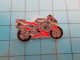 (pin713F) Pin´s Pins / Thème : MOTOS / GROSSE SPORTIVE ROUGE ET GRISE YAMAHA YZF 1000 /  Marquage Au Dos : EDITIONS ATLA - Motorbikes