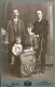 Foto, Junge Frau Mit Bub Und Zwei Männer, Großes Foto Auf Karton 1917, Atelier "Gustav Schubert" In Wien XIII - Anonyme Personen
