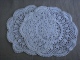 Deux Napperons Ronds, Dentelle Blanche Au Crochet, Diamètre 27 Cm. Voir Photos. - Laces & Cloth