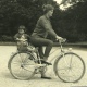 PHOTO Photographie Amateur - A Bicyclette Avec Maman - Vélo Enfance Childhood Kindheit Infancia Infanzia - Ciclismo