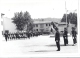 DEFILE MILITAIRE- LOT DE 6 PHOTOS -PRISE D'ARMES-SALUT AU DRAPEAU  10,5 X 14,5 Cm - Guerre, Militaire