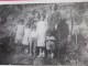 1934 CPA /RPPC >Une Belle Famille Nombreuse (six Enfants)ds Jardin Exotique Dame Habillée Robe à Pois Photo Photographie - Anonyme Personen