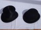 Delcampe - Deux Chapeaux Dans Leur Boite De Transport En Cuir. Année 1934 - 1900-1940