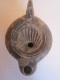 Lampe à Huile - Période Romaine - Figurant Une Coquille De Pecten - Archäologie
