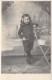 Enfant - Petite Fille  (1) (costume, Chaise)(Cpa Photo  Petit  Format  14 X 9 Cms)*PRIX FIXE - Autres & Non Classés