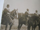 AK / Fotokarte 1. Weltkrieg Soldaten In Uniform Hoch Zu Pferde / Einheit / Reiterstaffel - Manovre