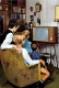 Famille En 1968,parents Et Enfants Regardant La TV - Couple And Children Looking At The TV En 1968 - Gruppen Von Kindern Und Familien