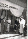 Grande Photo  24 Cm X 30 Cm    Fanny  Devant Le Bar De La Marine - Beroemde Personen