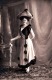 Junge Dame Mit Schönem Ausgefallenen Kleid Und Hut, 1905? - Mode