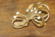 Delcampe - BROCHE VINTAGE  NOEUD  BOUQUET FLEURS TORSADES Et 10 Brillants - Brooches