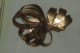 Delcampe - BROCHE VINTAGE  NOEUD  BOUQUET FLEURS TORSADES Et 10 Brillants - Brooches