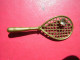 ANCIENNE  BROCHE  FORME RAQUETTE DE TENNIS AVEC UN BRILLANT - Kleding, Souvenirs & Andere