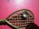 ANCIENNE  BROCHE  FORME RAQUETTE DE TENNIS AVEC UN BRILLANT - Uniformes Recordatorios & Misc