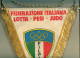 W202 / SPORT  Federazione Italiana Lotta Pesi Judo  24 X 32.5 Cm. Wimpel Fanion Flag  Italia Italy Italie Italien Italie - Sonstige & Ohne Zuordnung