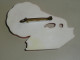 Rare Ancienne Broche En Plastique Phono Phonographe - Broschen