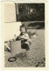 Ancienne Photo Amateur Fillette Petite Fille Enfant Joue Arrosoir Métallique Anneau Jeu été Tirage Argentique N&B 1950 - Anonyme Personen
