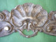 Ancien Bronze Decoratif D´ Ameublement: Fronton De Meuble En Bronze Argente, Decor De Roses (14-2715) - Autres & Non Classés